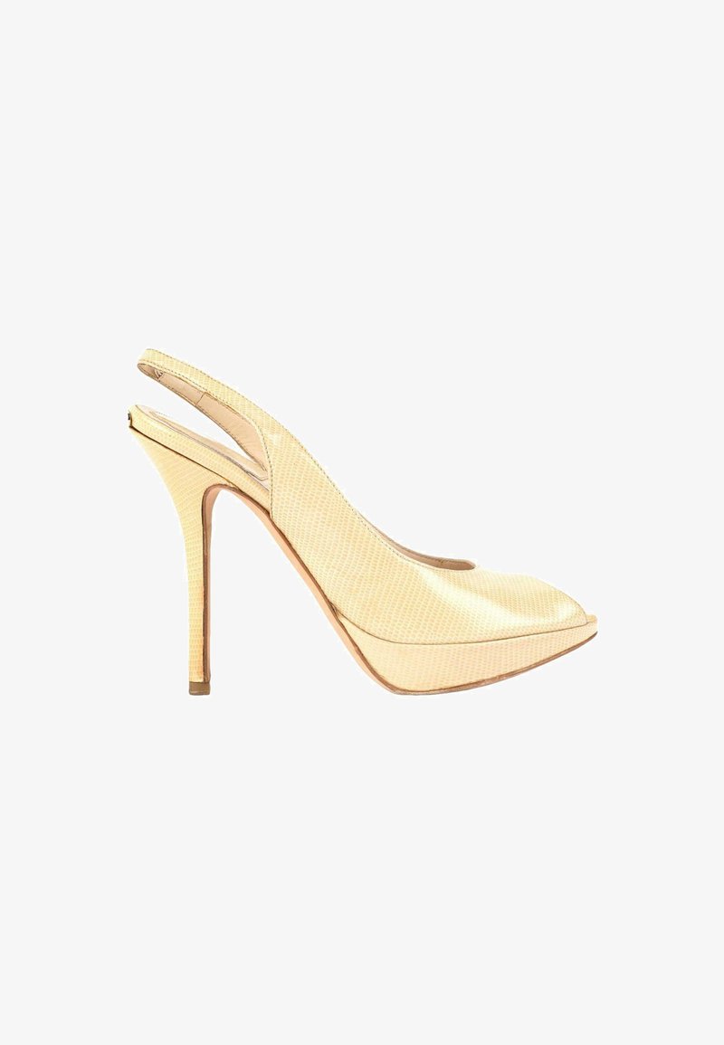 Chaussure slingback beige texturée à talon haut avec bout pointu et semelle plateforme vue de côté.