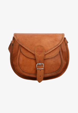 Brun läderaxelväska med klaffstängning, sydda detaljer och en silverfärgad spänneaccent. Har en rundad silhuett.