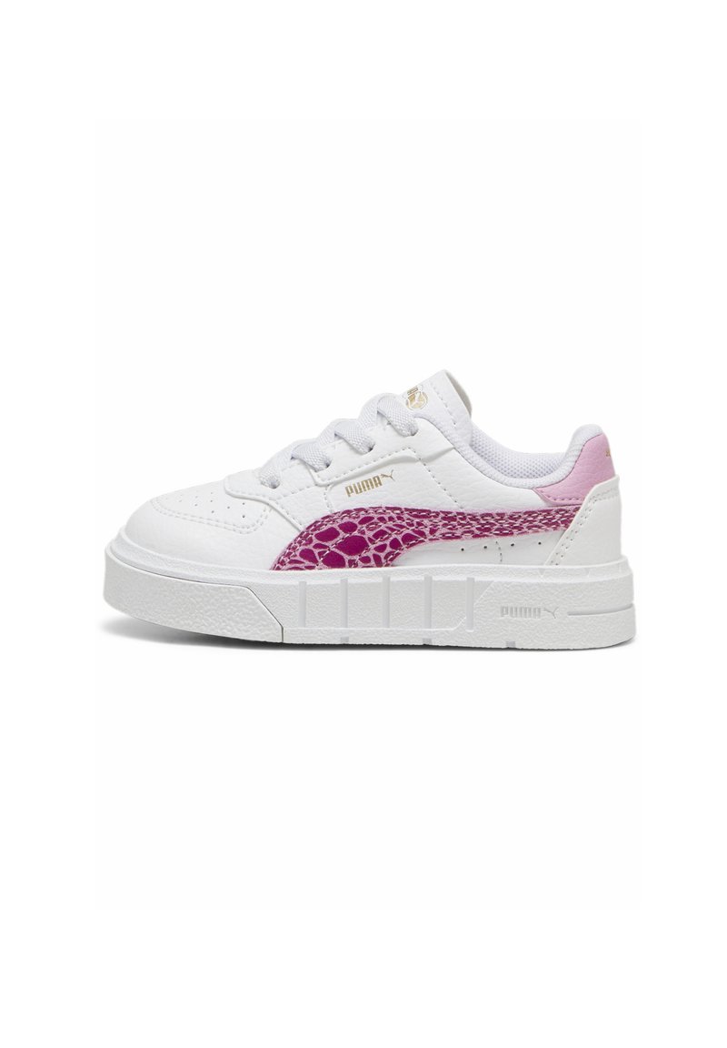 Fehér sneaker texturált felsőrésszel, lila krokodilmintával az oldalán, párnázott nyakkal és bordázott részletekkel ellátott gumitalppal.