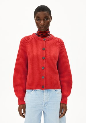 Cardigan en tricot rouge avec un col rond, fermeture à boutons et texture côtelée. Présente des manches larges et un design court.