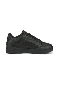 Lavtop sorte lædersneakers med snørebånd fortil, teksturerede paneler, polstret krave og tyk gummisål vist i sideprofil.