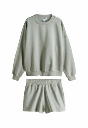 Světlě šedá oversized mikina s dlouhými rukávy, doplněná o odpovídající elastické šortky v měkké, ležérní tkanině.