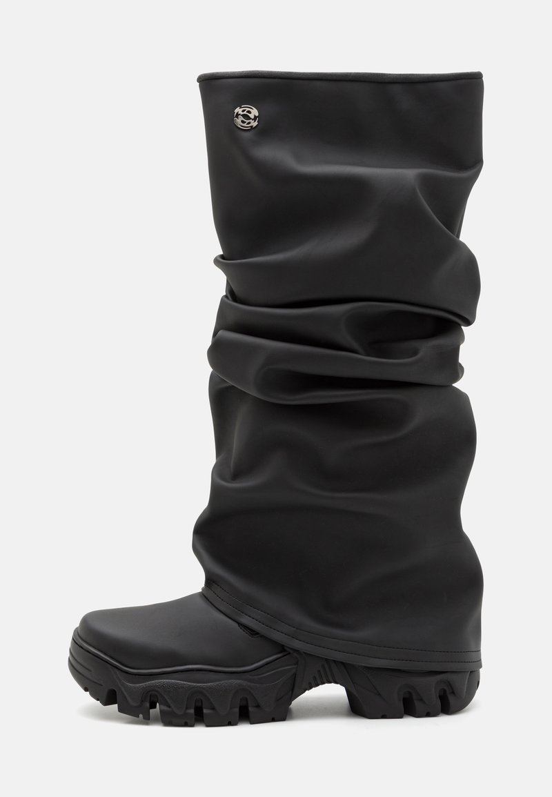 Cizme negre din cauciuc cu un design ușor lăsat, partea superioară texturată, talpă masivă și detaliu din metal argintiu pe lateral.