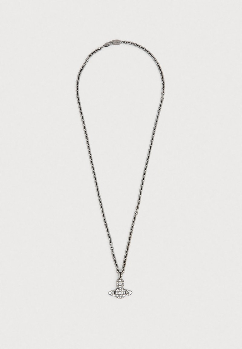 Náhrdelník se stříbrným odstínem s jemným řetízkem a přívěskem ve tvaru UFO zdobeným malými průhlednými kamínky.
