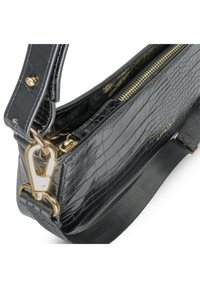 Schwarze Handtasche aus Kunstleder im Krokodil-Look mit einem Reißverschluss, vergoldeten Beschlägen und einem abnehmbaren Trageriemen, die eine glatte Textur und ein strukturiertes Design aufweist.