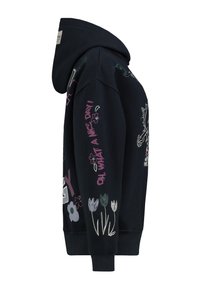 Schwarzer Hoodie mit Seitenansicht, der pinken Aufschrift "OH, WAS FÜR EIN SCHÖNER TAG!" und Blumenillustrationen auf dem Ärmel sowie einem teilweisen Grafikdesign auf dem Körper.