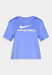 Μπλε κοντομάνικη μπλούζα Nike Pro, κατασκευασμένη από ελαφρύ ύφασμα, με λευκό λογότυπο στο στήθος και άνετη γραμμή.