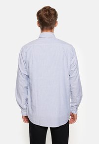 Langärmliges Hemd in hellblau und weißen vertikalen Streifen, mit klassischem Kragen und Knopfmanschetten, aus einem glatten Stoff gefertigt.