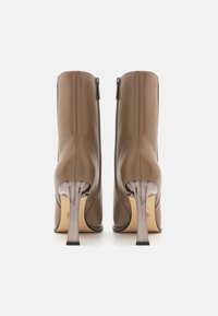 MICHAEL Michael Kors KELSEA BOOTIE - Bottines à talons hauts - driftwood
