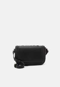 Borsa a tracolla in pelle nera con design strutturato, caratterizzata da un dettaglio in rilievo "AMORE" ben visibile, tracolla regolabile e dettagli in metallo color oro.