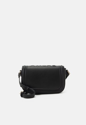 Borsa a tracolla in pelle nera con design strutturato, caratterizzata da un dettaglio in rilievo "AMORE" ben visibile, tracolla regolabile e dettagli in metallo color oro.