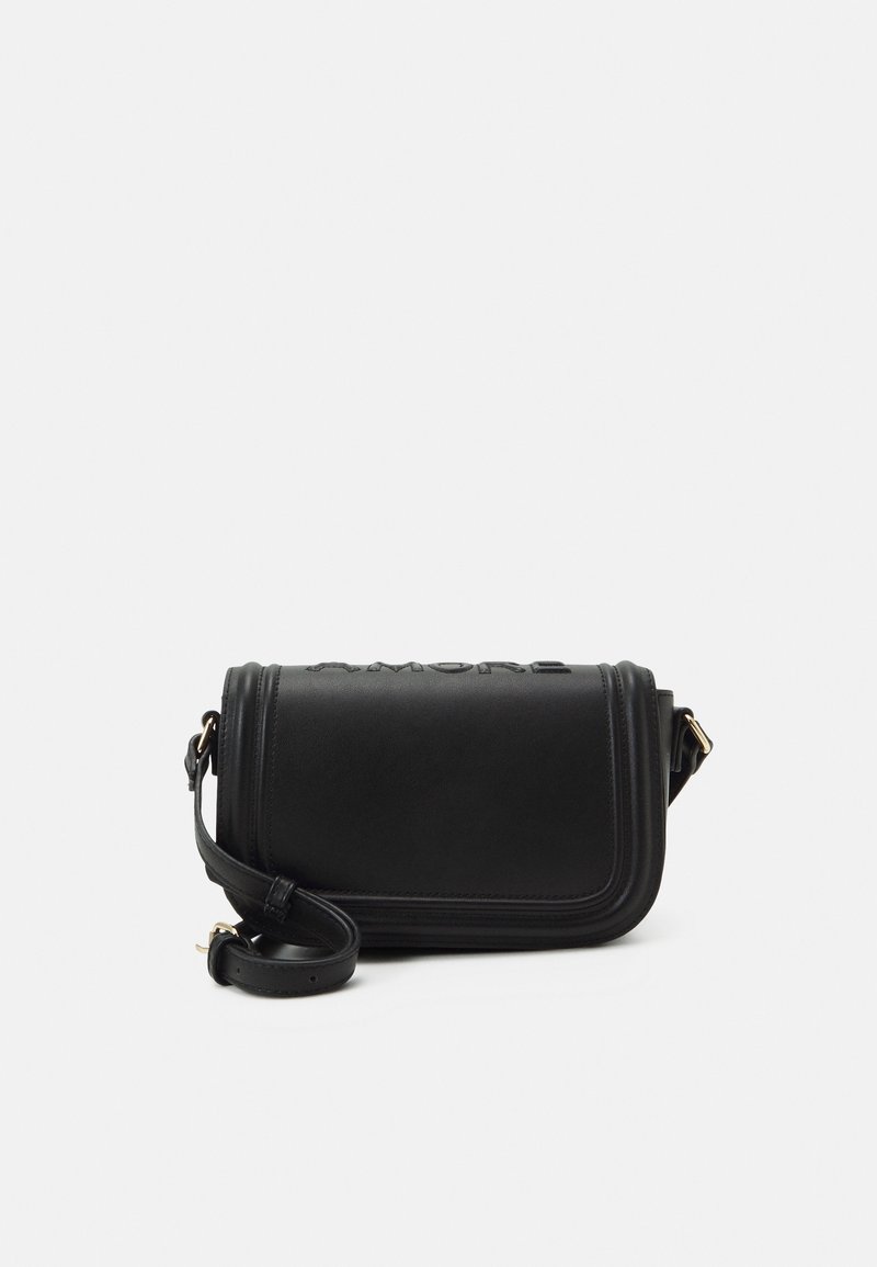 Borsa a tracolla in pelle nera con design strutturato, caratterizzata da un dettaglio in rilievo "AMORE" ben visibile, tracolla regolabile e dettagli in metallo color oro.
