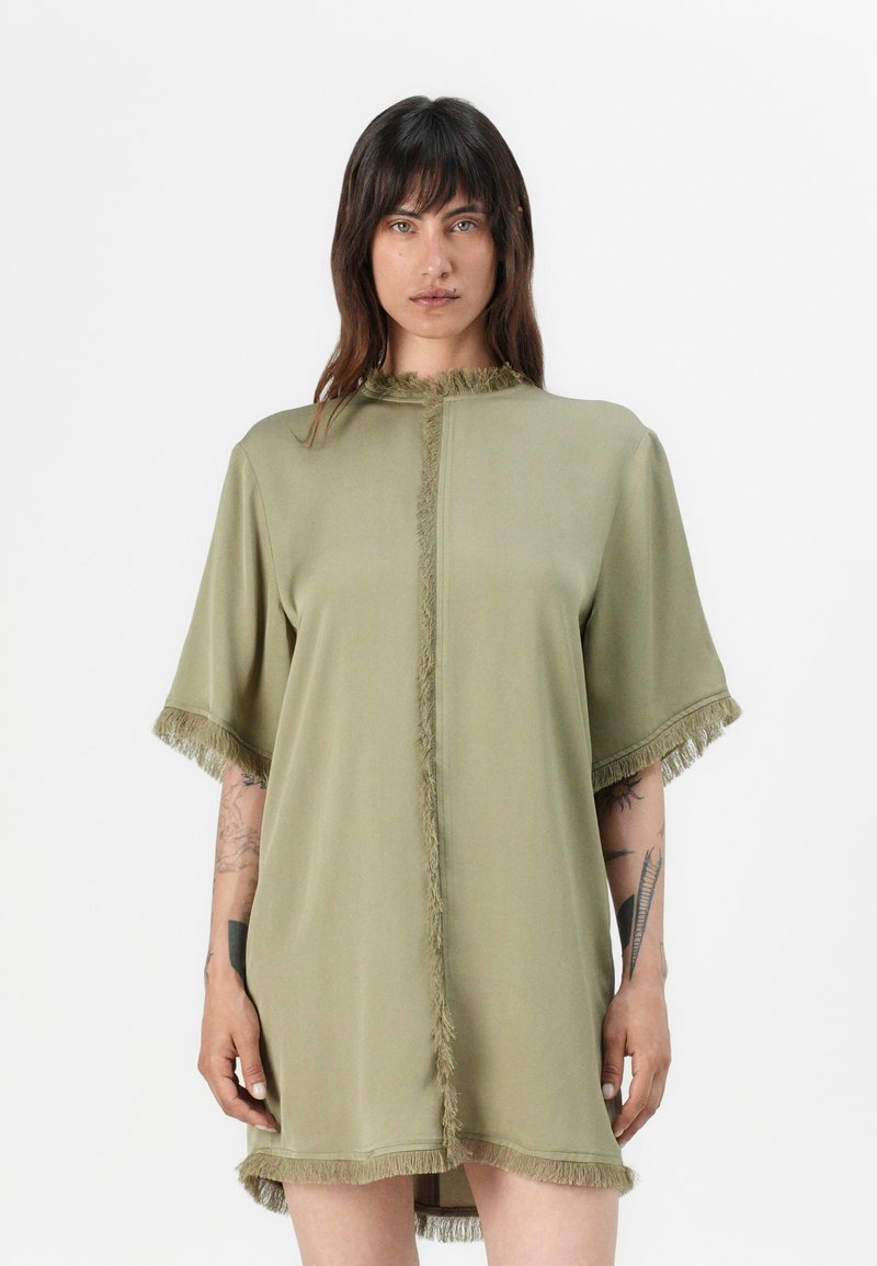 Olivgrünes Kleid mit kurzen Ärmeln, das an Ausschnitt und Saum mit Fransen verziert ist, aus weichem, leichtem Stoff gefertigt.