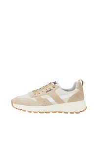 Sneaker beige e bianche con un mix di materiali scamosciati e tessili, design a strati, dettagli testurizzati e suola in gomma con grip.