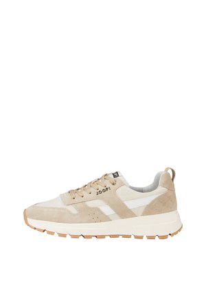 Zapatillas beige y blancas que presentan una combinación de materiales de ante y textil, un diseño escalonado, acentos texturizados y una suela de goma con agarre.