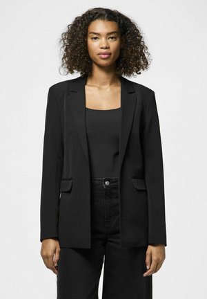 Svart blazer med skräddarsydd passform, slät tyg, notch-lapel, två framfickor, bärs över en svart topp och svarta byxor, minimalistisk design.