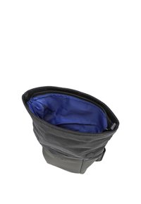 Bolsa de tote negra con una textura suave, con un interior azul oscuro, cierre con cremallera en la parte superior y un bolsillo externo.