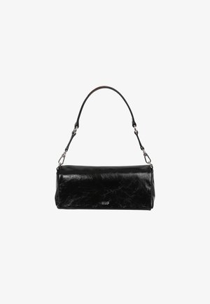 Schwarze Handtasche aus Kunstleder mit runder Form, ausgestattet mit einem gebogenen Schultergurt und silbernen Hardware-Elementen. Strukturierte Oberflächendetails sind sichtbar.