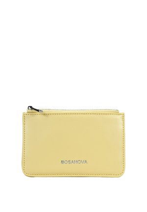 Cartera de cuero amarillo con textura suave, cierre de cremallera y logo grabado "BOSANOVA" en el frente. Diseño compacto y rectangular.