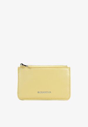 Cartera de cuero amarillo con textura suave, cierre de cremallera y logo grabado "BOSANOVA" en el frente. Diseño compacto y rectangular.