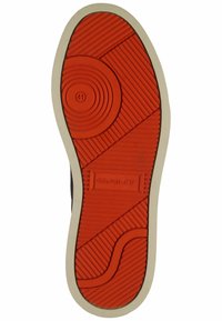Oranger Gummischuhsohle mit diagonalen und kreisförmigen Profilmustern. Hat einen weißen Rand. Die Marke "GANT" ist in der Mittelpartie eingestanzt. Größe 41.