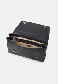 Sort læderhåndtaske med struktureret overflade. Har guldtonet hardware, indvendige rum og en lynlåslomme.