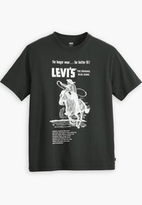 Czarny bawełniany t-shirt z vintage'owym nadrukiem Levi's przedstawiającym kowboja na koniu, z białym tekstem i detalami graficznymi. Okrągły dekolt, krótkie rękawy.
