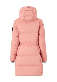 Roze pufferjack met een capuchon, voorzien van een ceintuur in de taille, gestikt patroon en zwart logo op de mouw. Gladde stof en middellange snit.