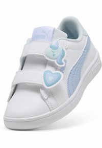 Bijele tenisice s čičak trakama, svijetloplavim detaljima i motivom jednoroga. Glatka kožna gornja površina i teksturirana podstava. Puma logo na jeziku.