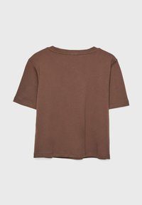 Brun t-shirt med korta ärmar i mjuk bomull, med avslappnad passform, rund halsringning och enkel design utan mönster eller logotyper.