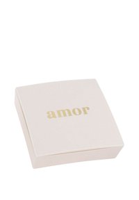 Fyrkantig, ljusrosa låda med en slät yta; har ordet "amor" i guldtryck på toppen. Enkel och elegant design.