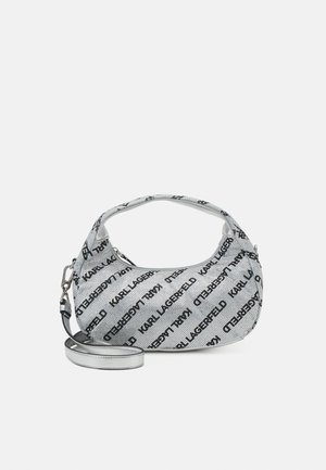 Borsa a mano in tessuto silver con forma arrotondata, decorata con il testo stampato in nero "KARL LAGERFELD". Include una maniglia corta e una tracolla removibile.