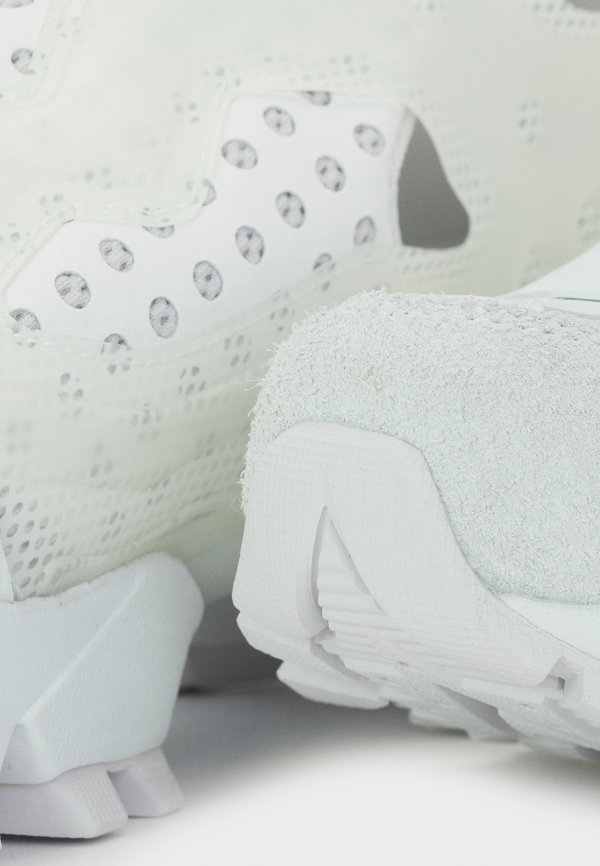 11 BY BORIS BIDJAN SABERI INSTAPUMP FURY MID UNISEX - Trainers2