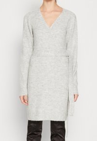 Ljust grå, långärmad omslagsklänning i en texturerad stickning med V-ringning, sidband och rak skärning som sträcker sig till mitten av låret.