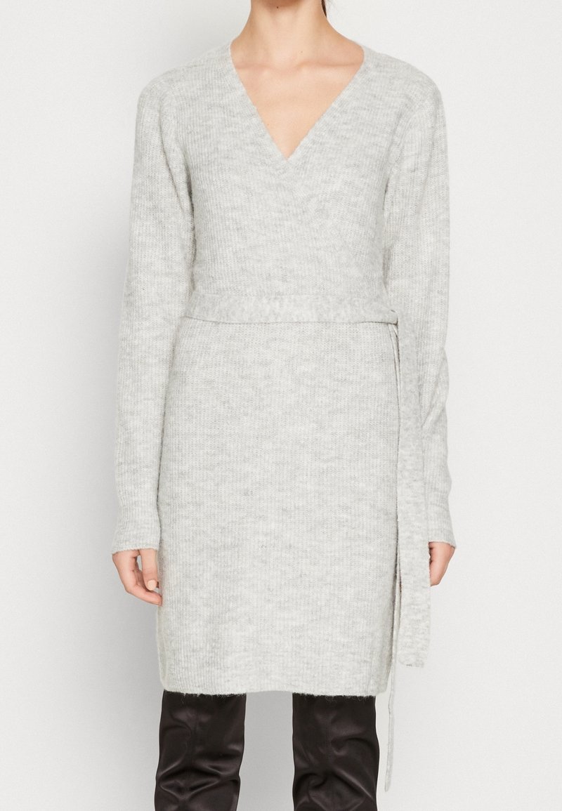 Ljust grå, långärmad omslagsklänning i en texturerad stickning med V-ringning, sidband och rak skärning som sträcker sig till mitten av låret.
