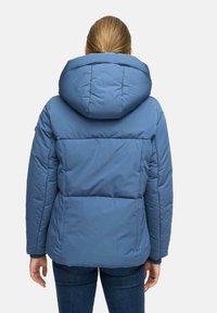 Blauwe pufferjack met een grote, gewatteerde capuchon, doorstikte textuur en een getailleerde pasvorm. De achterkant is eenvoudig met een horizontale naaddetail.