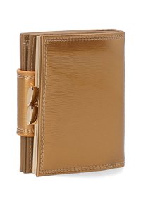 Brun læderpung med en tekstureret overflade, med en gylden lukning og synlige syninger. Kompakt firkantet form med flere kortholdere.