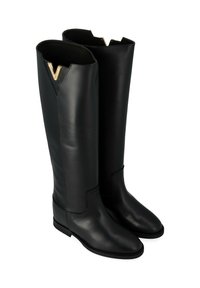 Stivali neri in pelle al ginocchio con finitura lucida, caratterizzati da un dettaglio a forma di taglio nella parte superiore e da un accento dorato a forma di V all'apertura.