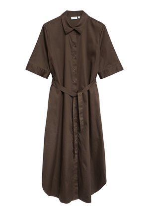 Braunes kurzärmeliges Midi-Hemdkleid mit Kragen, Knopfleiste vorne und passendem Stoffgürtel, der an der Taille gebunden ist, vor weißem Hintergrund dargestellt.