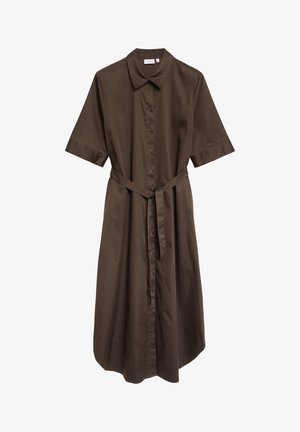 Braunes kurzärmeliges Midi-Hemdkleid mit Kragen, Knopfleiste vorne und passendem Stoffgürtel, der an der Taille gebunden ist, vor weißem Hintergrund dargestellt.