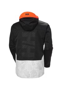 Schwarz-weiße Jacke mit einer orangefarbenen Kapuze. Verfügt über ein strukturiertes Muster auf dem Rücken mit einem Logo und einem kontrastierenden weißen unteren Abschnitt.