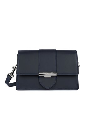 Sac bandoulière en cuir bleu marine avec fermeture à rabat et fermoir métallique argenté, doté d'une sangle amovible avec crochets métalliques.