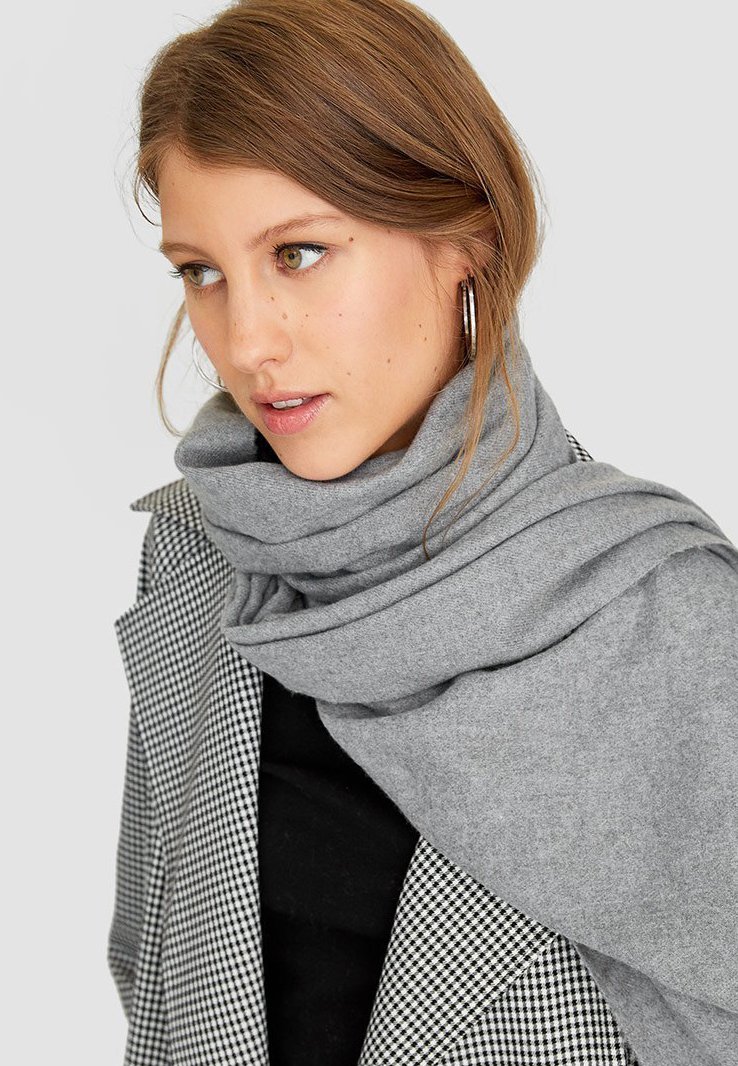 серый шарф женский. кашемировый шарф серый. шарф серый женский. шарфики женские легкие. картинки шарф серый гача.