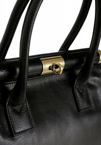 Borsa a tracolla nera in pelle con texture liscia, manici doppi e ferramenta in ottone con anello circolare e dettagli di cucitura decorativa.