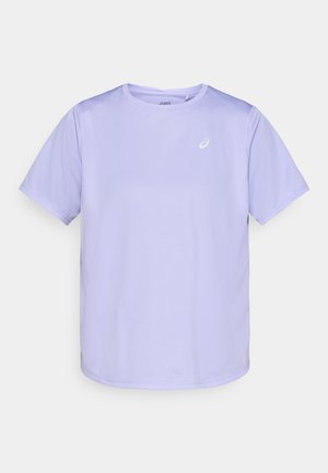 Levandų spalvos sportinis marškinėlis, pagamintas iš kvėpuojančios medžiagos. Turi trumpas rankoves, apvalų iškirpimą ir mažą logotipą ant krūtinės.