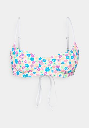 Top bikini con un motivo floreale che presenta fiori rosa, blu e viola su uno sfondo chiaro. Spalline bianche regolabili e dettagli con lacci davanti.