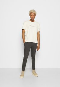 Kaotiko NEVERMIND UNISEX - T-shirt print - ivory