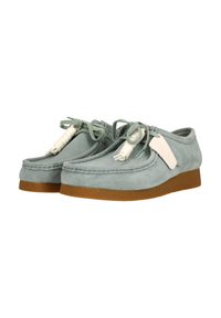 Grüne Wildlederschuhe mit glatter Textur, runder Zehenform, Schnürdesign und Gummisohle. Besitzen eine gestickte Kante und ein rechteckiges Etikett an der Seite.