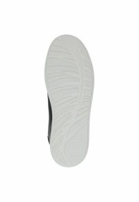 Baskets noires avec une semelle en caoutchouc texturé. Présente un motif de bande blanche et un logo circulaire au niveau du talon, conçues pour l'adhérence et la durabilité.