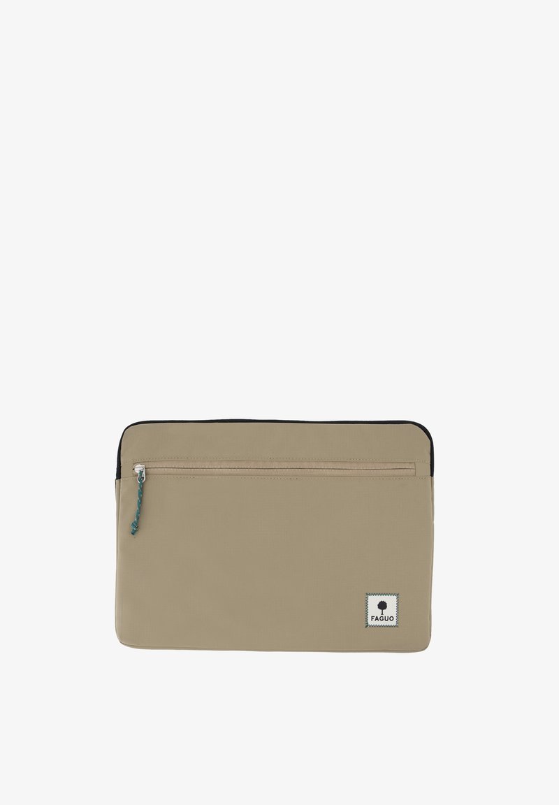 Beige rechteckige Laptop-Hülle mit vorderer Reißverschlusstasche, schwarzem Innenfutter und kleinem weißen Stoff-Logo-Patch mit Baum-Icon.